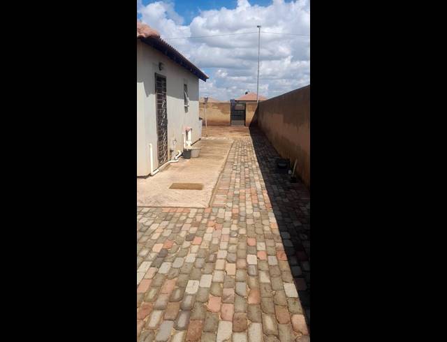 2 BEDROOM HOUSE FOR SALE IN LUFHERENG